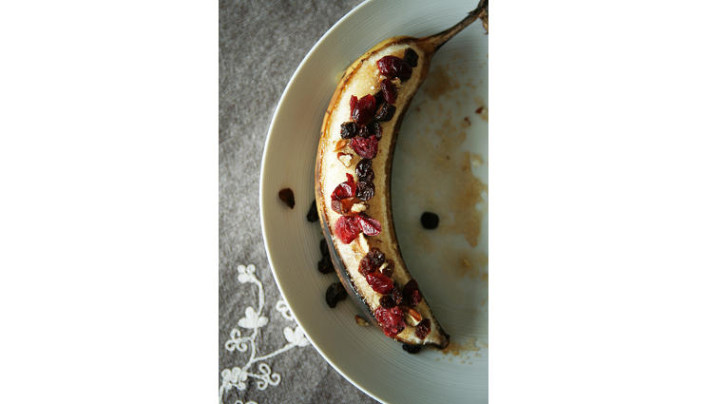 Banane rôtie aux cranberries, rhum, raisins et noix de pécan