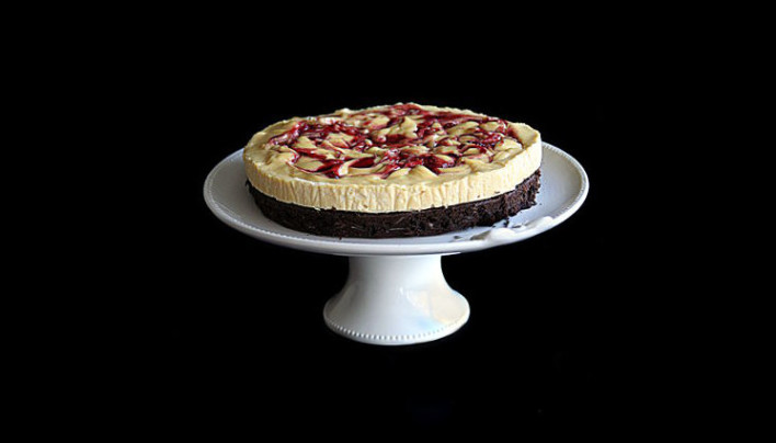 Cheesecake vanille au coulis de fruits rouges, base brownie aux amandes effilées